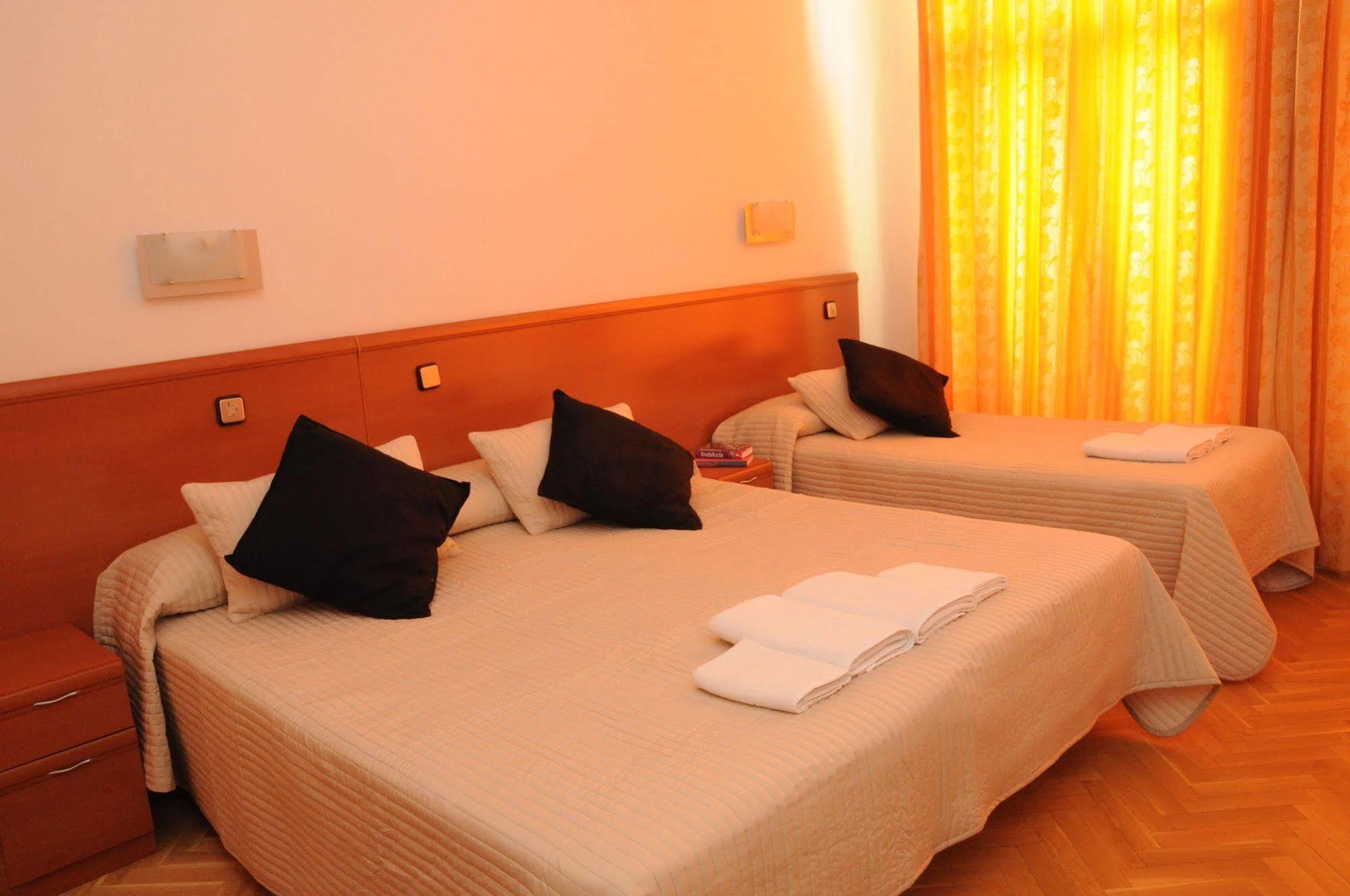 Hostal Luis XV Madrid Ngoại thất bức ảnh